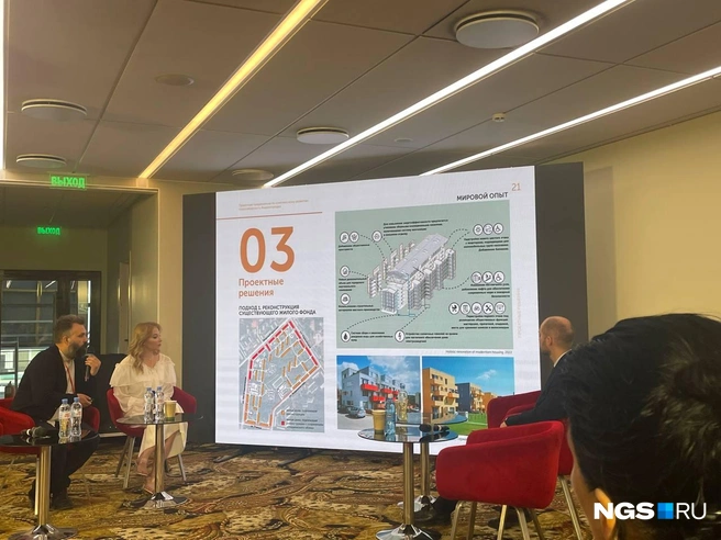 Архитектор предложил дома по контуру обозначенного квартала (схема в левом нижнем углу, окрашены красным) реконструировать с сохранением исторического облика, а здания внутри квартала (окрашены оранжевым) видоизменить по примеру бывших советских республик | Источник: Елизавета Горячева / NGS.RU