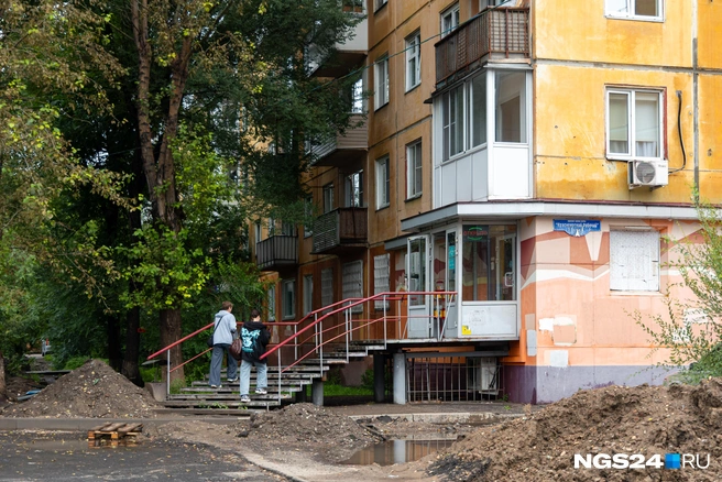 Удивительно, что такие маленькие магазинчики еще сохранились. С сетевыми здесь проблем нет, и почти всё для дома можно купить в шаговой доступности | Источник: Мария Ленц / NGS24.RU