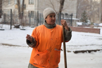 Janitor cleans Magnitogorsk yards for 20 years, lives in cramped quarters