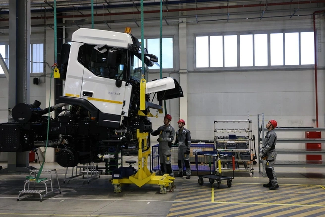 И в минус 40, и в пустыне: в Шушарах запустили серийное производство грузовиков БАЗ | Источник: Валентин Егоршин / «Фонтанка.ру»