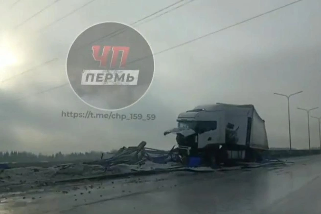 На фото видно масштабы ДТП — кроме разбитой кабины пострадало и дорожное ограждение | Источник: «ЧП и ДТП | Чрезвычайное происшествие | ПЕРМЬ» / vk.com