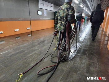 На месте рабочие со спецоборудованием | Источник: Михаил Мечев / MSK1.RU