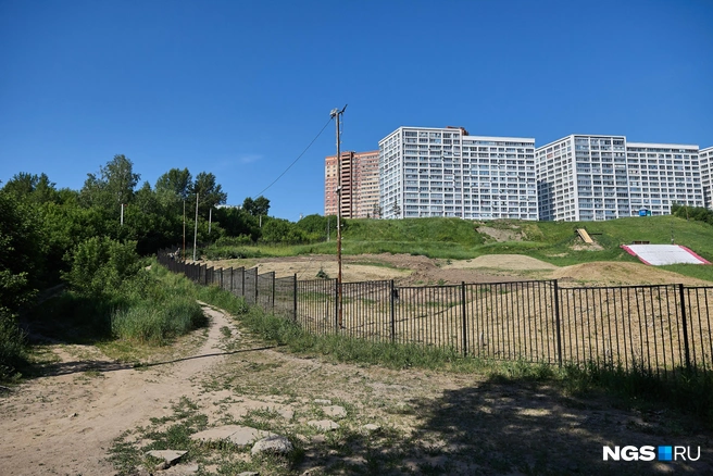 От жилых комплексов до леса всего несколько минут пешком. Правда, спускаться придется по склону, который во время дождя размывает | Источник: Александр Ощепков / NGS.RU