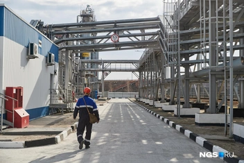 Завод перерабатывает почти миллион тонн нефтепродуктов | Источник: Александр Ощепков / NGS.RU