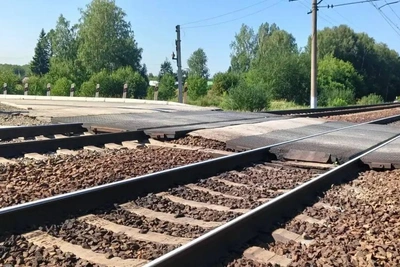 Поезд смял автомобиль на переезде между Мошково и Сокуром