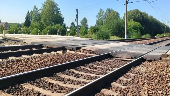 Поезд столкнулся с легковым автомобилем | Источник: «Западно-Сибирская транспортная прокуратура» / Telegram