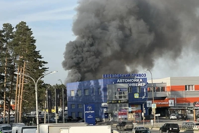Огонь охватил ангар с пиломатериалами в Березовском