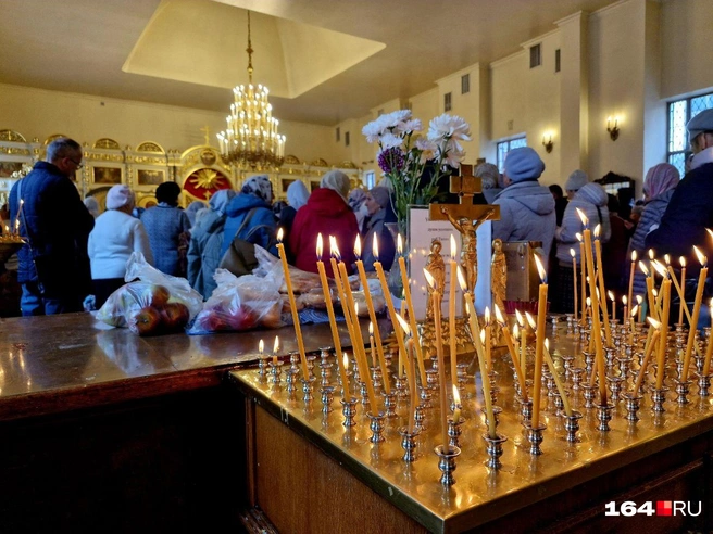 Заупокойные молитвы с просьбами об упокоении души умершего человека в Царстве Небесном часто звучат в храмах | Источник: Виктория Федорова / 164.RU