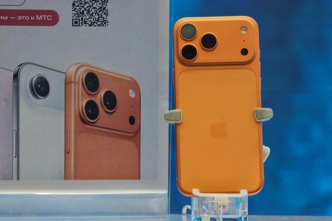Оранжевый iPhone 17 Pro Max приехал в Петербург вместе со стартом мировых продаж | Источник: Михаил Огнев/ Фонтанка.ру
