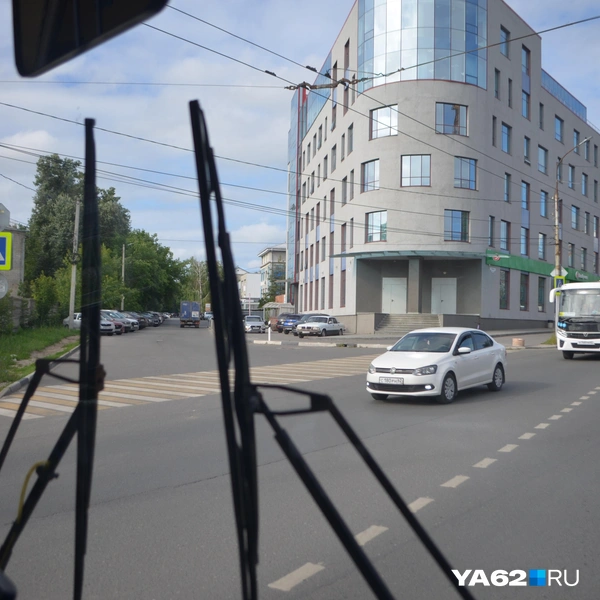 Водители бывают разные, поэтому женщина всегда внимательно следит за дорогой | Источник: Светлана Коновалова / YA62.RU