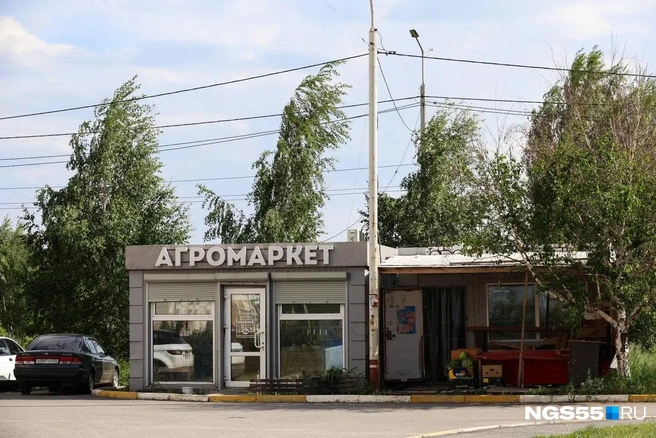 Вместо супермаркетов в микрорайоне&nbsp;— небольшие ларьки | Источник: Евгений Софийчук / NGS55.RU