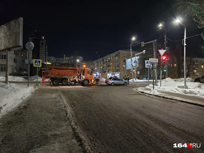 Въезд на набережную со стороны улицы Чернышевского был перекрыт ГИБДД | Источник: Семен Коротов-Майбах / 164.RU