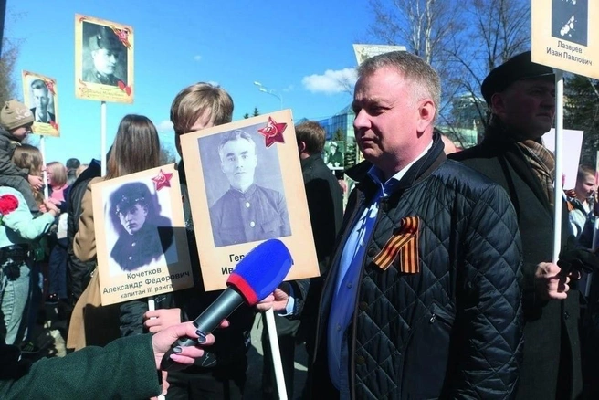 Председатель правления Группы Аквилон Александр Фролов 10 лет оказывает поддержку горожанам и изготавливает портреты героев ВОВ для акции «Бессмертный полк» | Источник: Аквилон
