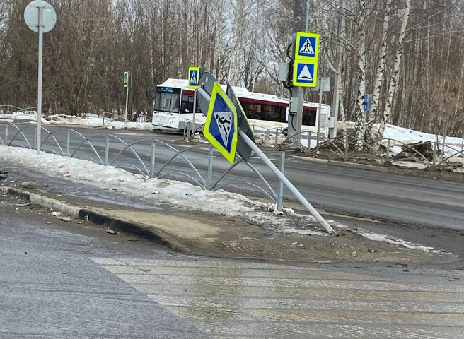 В Дашково-Песочне автобус, сдавая задом, сбил знак пешеходного перехода | ya62.ru