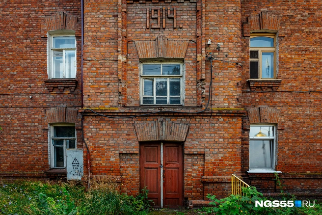 Парадный вход не используется | Источник: Кирилл Башинский / NGS55.RU