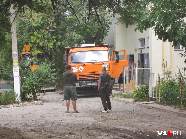 Мусор и осколки скидывали в самосвал | Источник: Денис Паустовский / V1.RU