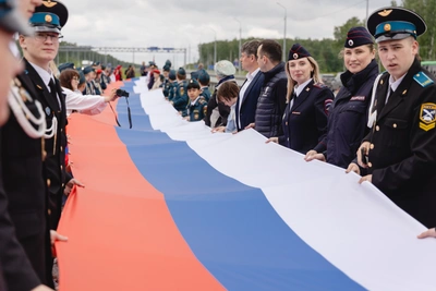 100-метровый флаг России развернули на трассе М-5 под Челябинском