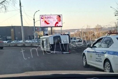 В Иркутске перевернулся микроавтобус Mercedes, пострадавших нет