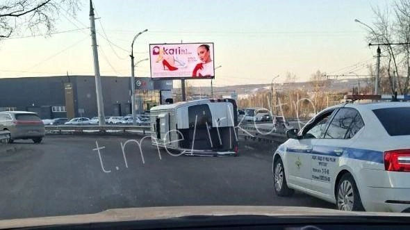 В Иркутске опрокинулся микроавтобус Mercedes | Источник: ДТП 38RUS / T.me