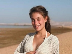 Алена Косторная вышла на лед на последних сроках беременности
