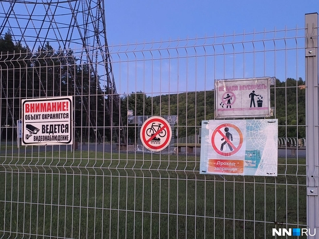 Попасть нельзя не только на участок обвалившейся набережной, но и к самой башне | Источник: читательница NN.RU