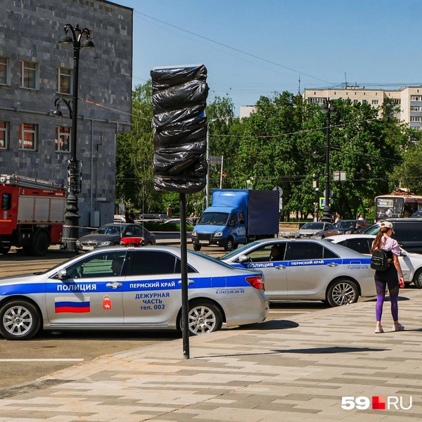Пешеходы могут спокойно пройти рядом с филармонией | Источник: Тимофей Калмаков / 59.RU