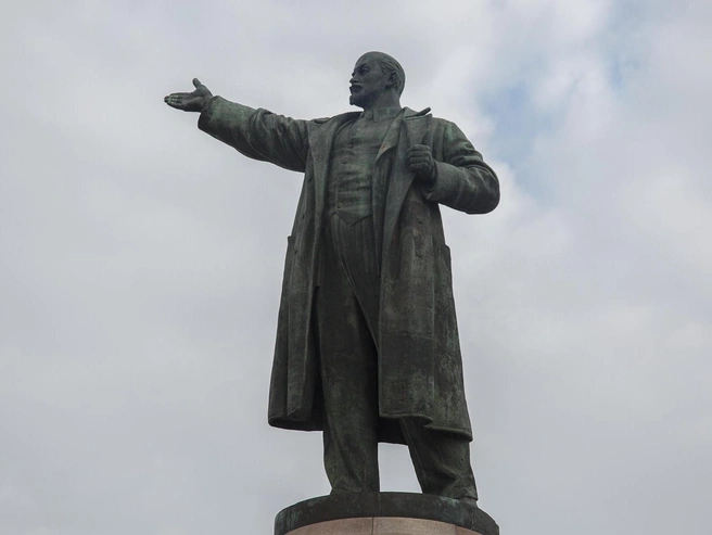 Массовых скоплений людей с красными флагами у памятника Ленину в этот раз не предвидится. | Источник: Константин Завриков / V1.RU