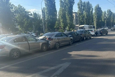 Годовалый мальчик пострадал в ДТП с шестью авто в Воронеже