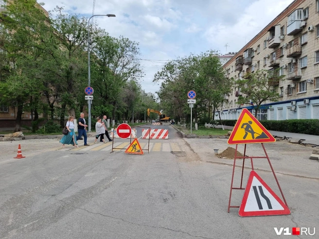 Улица Советская, перекрытая «Концессиями», стала привычным элементом городского пейзажа Волгограда. | Источник: Константин Завриков / V1.RU