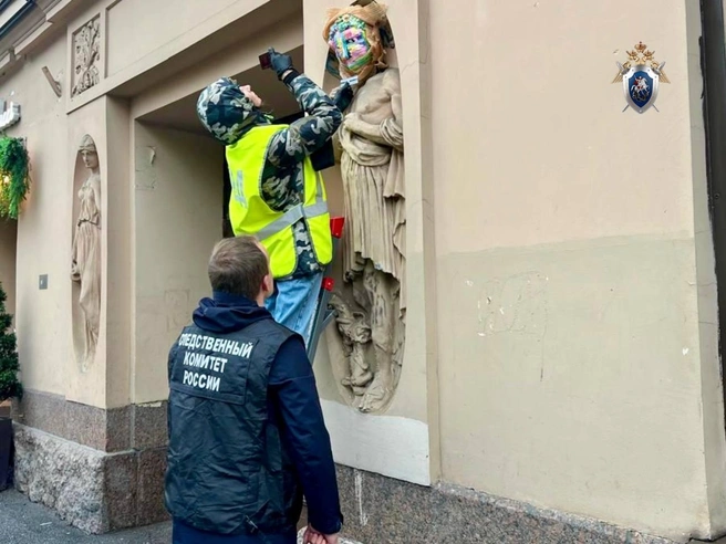 СК ищет «художников», облепивших пластилином голову скульптуры на Большой Пушкарской | Источник: Официальный канал Главного следственного управления Следственного комитета России по Санкт-Петербургу