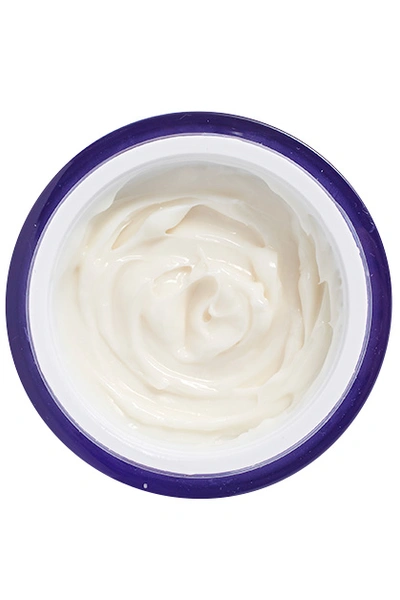 Крем Ideal Radiance, Artistry, заставляет кожу светиться в условиях любого смога | Источник: Николай Гулаков, Глеб Кордовский