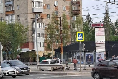 "Кристалл": легковушка протаранила ограждение из-за мотоциклистов