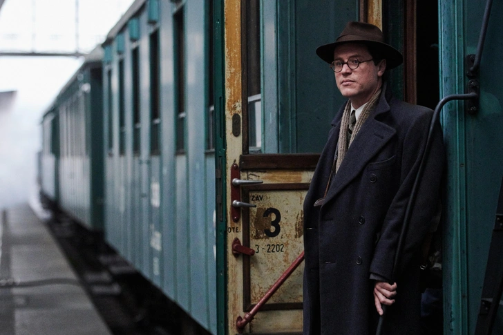 Пробирают до слез: 25 лучших фильмов и сериалов о войне, которые советуют зрители, а не критики | Источник: Кадр из фильма «Одна жизнь» (2023)