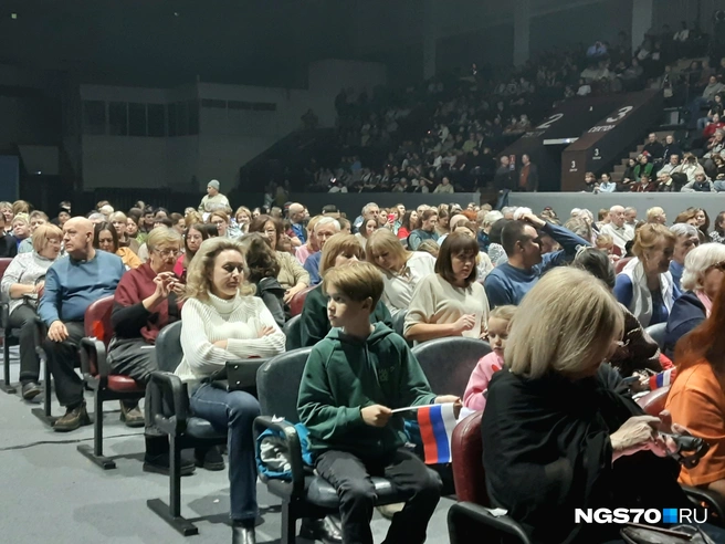 Выступление началось чуть позже заявленного времени. Томичи ждут любимого певца | Источник: Анастасия Харламова / NGS70.RU