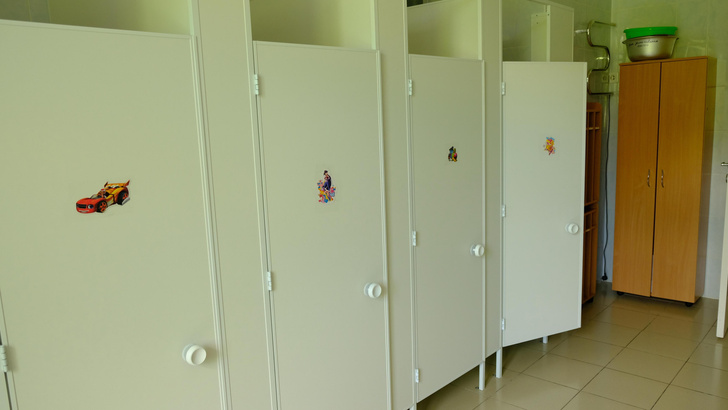 Как выглядят туалеты в школах разных стран — фото, которые удивляют