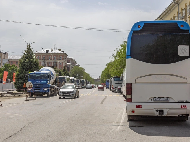 Транспортные изменения привели к тому, что экскурсионные автобусы создали пробку на Советской улице. | Источник: Константин Завриков / V1.RU