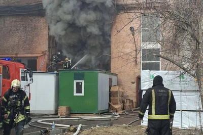 Пожарные в дыму не могут подобраться к очагу