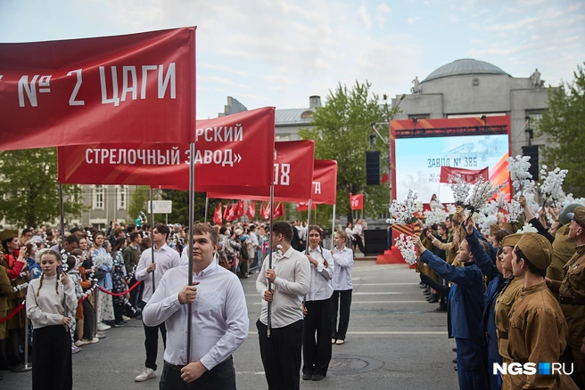 Рассказывали и о подвиге заводов, которые производили для фронта боеприпасы и технику, а для военных — одежду | Источник: Александр Ощепков / NGS.RU