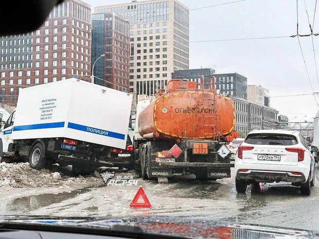 Снимок с места ДТП активно распространился в соцсетях | Источник: «АСТ-54 Black» / Telegram