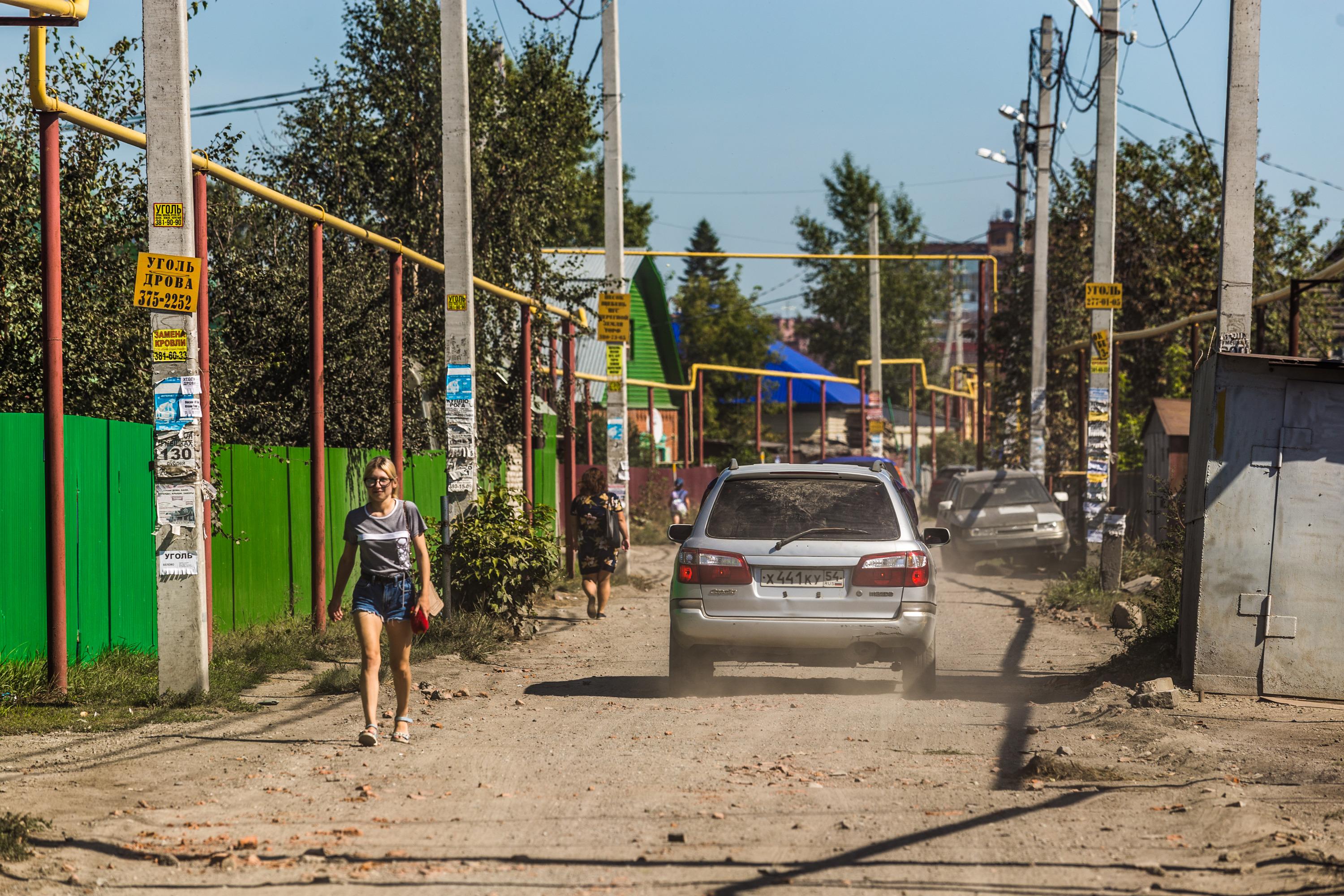 Жители частного сектора Ленинского района в районе железнодорожного  переезда от улицы Клубная в Балластный карьер начали «войну» с любителями  объезжать пробки по дворам в августе 2019 года - 27 августа 2019 - НГС.ру