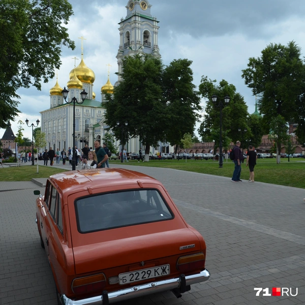 Сразу после входа в кремль начиналась выставка ретроавто | Источник: Максим Улитов / 71.RU