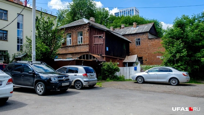 Аварийным, в частности, признали дом № 13/1 на Карла Маркса, который объектом культурного наследия не является, но в нем живут люди | Источник: Булат Салихов / UFA1.RU