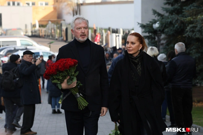 Артист Валдис Пельш также пришел на Троекуровское кладбище  | Источник: Артем Устюжанин / MSK1.RU