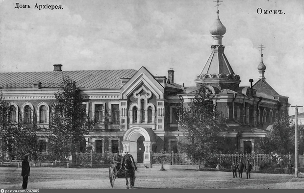 Первое фото сделали в 1908–1914 гг. На втором снимке — вставка, которую достроили уже после революции | Источник: сборник «Омск. Архитектурные образы трех столетий» / Pastvu.com