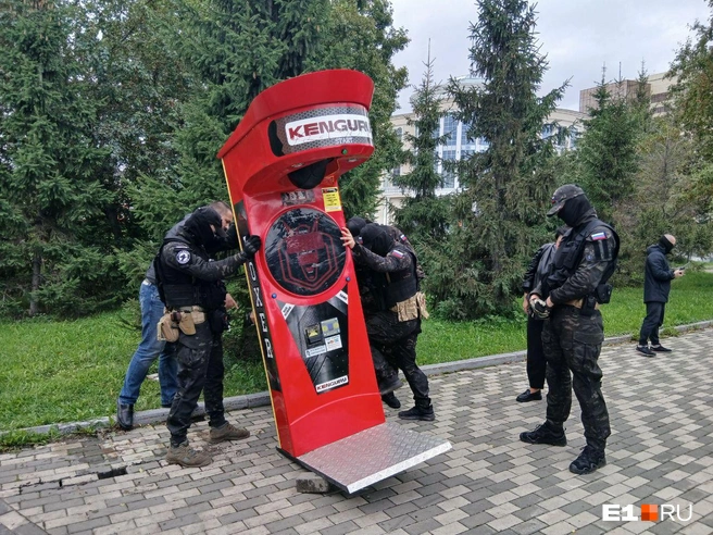 Демонтажем занимались сотрудники администрации и общественники | Источник: Роман Марьяненко / E1.RU