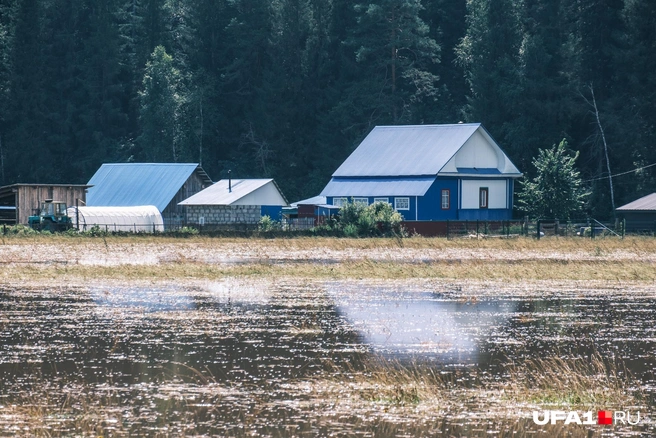 Вода вплотную подошла к домам | Источник: Булат Салихов / UFA1.RU