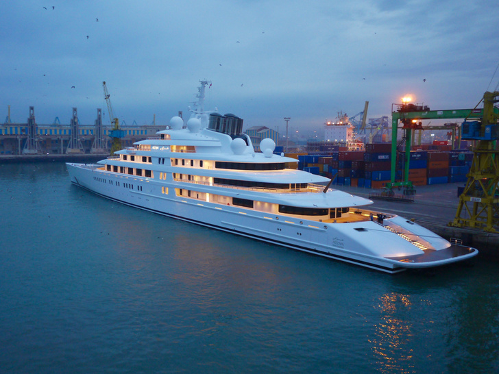 Роскошные яхты и золотые дворцы: как жил самый богатый президент Арабских Эмиратов