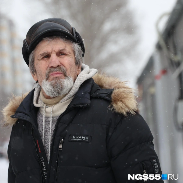 Зимняя кепка, слегка расстегнутая курта и все, образ на обложку журнала готов  | Источник: Евгений Софийчук / NGS55.RU