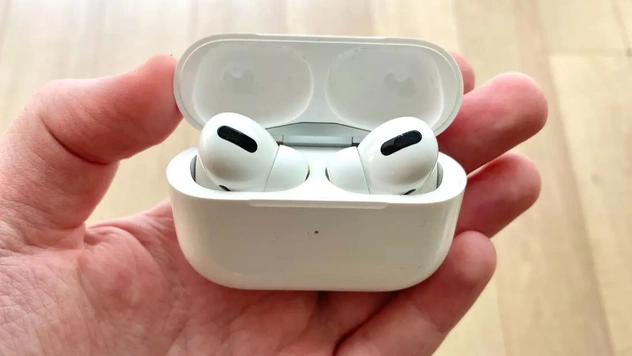 MAXIM тестирует наушники Airpods Pro