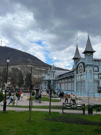 Парк «Цветник» и Лермонтовская галерея | Источник: Виктория Чулюкина